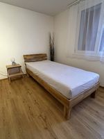 Massiv Holzbett 90x200 inkl. Nachttisch/Lampe