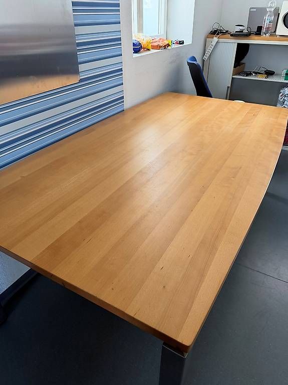 Tische: Massiver Buchenholztisch mit Metallgestell – Gebraucht aus Sursee von man_t6lz