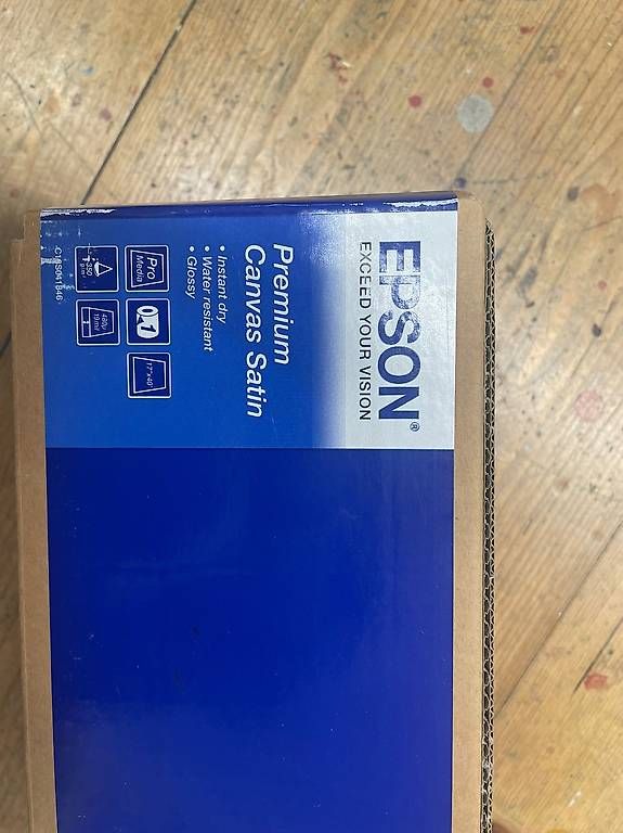 Tessuti: Epson Premium Canvas Satin-2 Rolle – Usato da Zug venduto da Roobinn 1