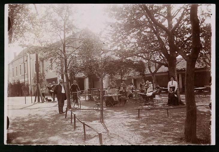 Fotografie & Manifesti: Fotografie Döben, Gasthofsgarten mit Be – Usato da Berlin venduto da bartko-reher