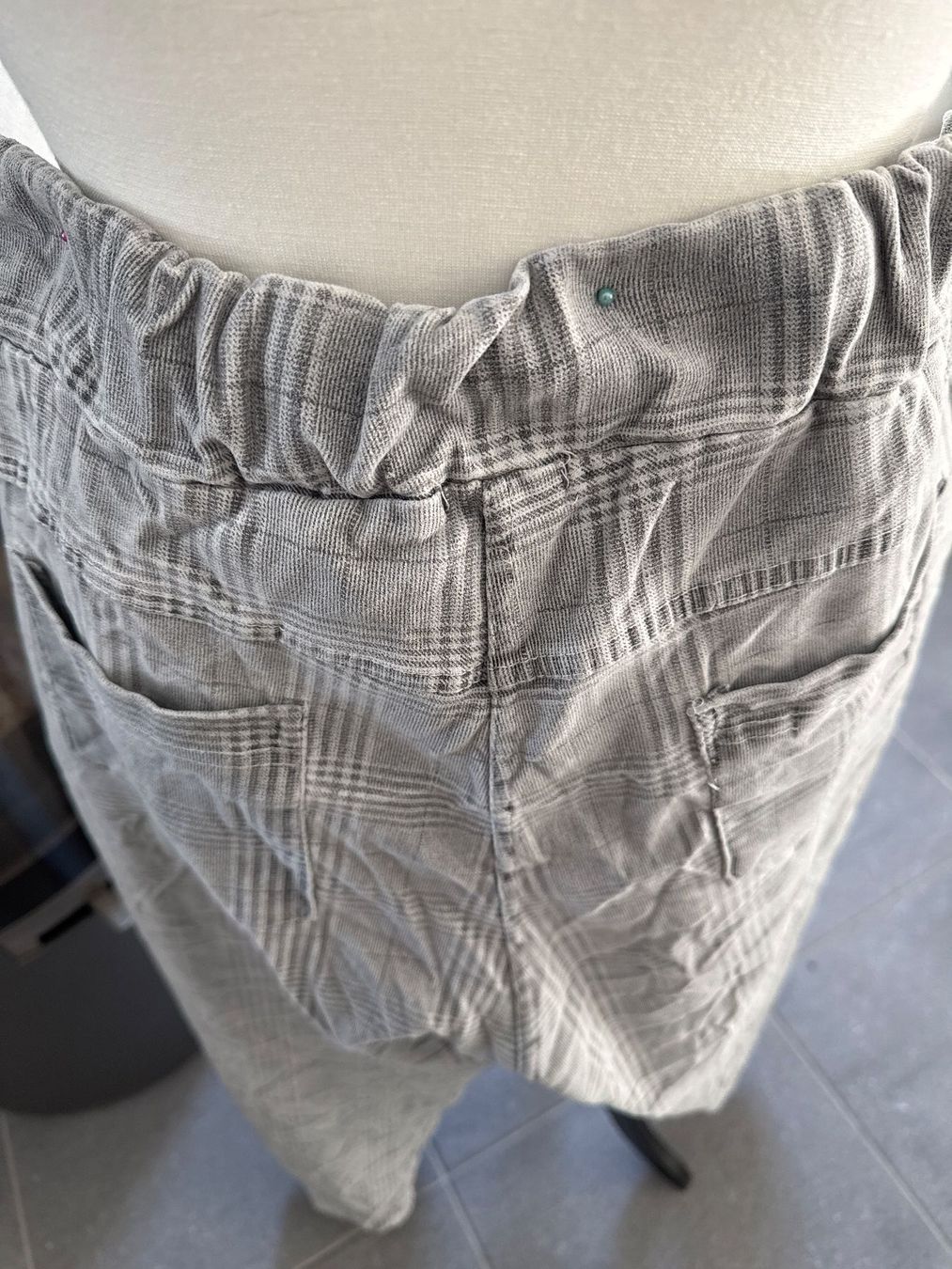 Pantaloni: Coole Checker Hosen Gr. M bequem – Usato da Niederscherli venduto da Doene0 3
