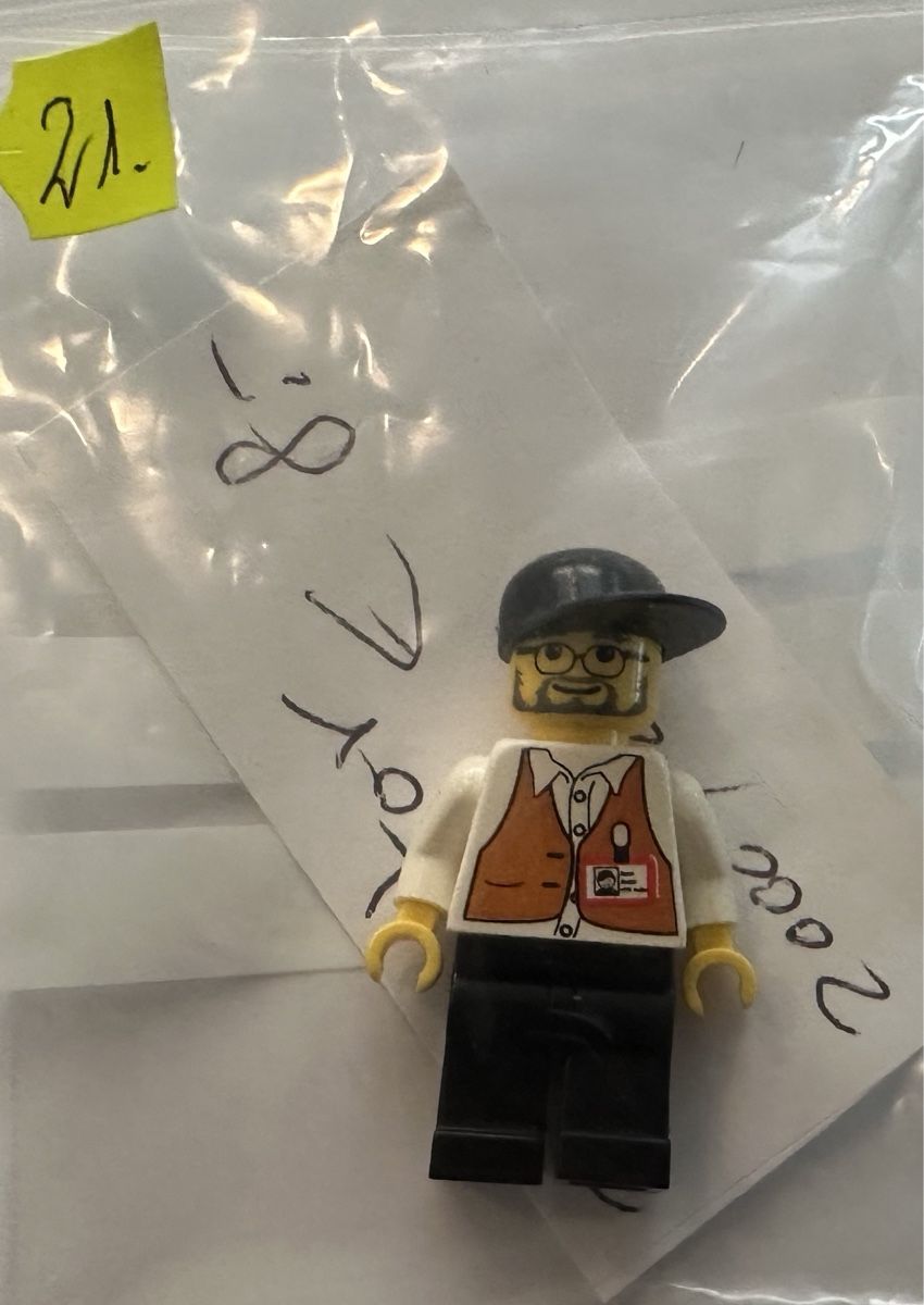 Lego Spielzeuge: 1 Lego Figur mit Kappe & Namensschild – Gebraucht aus Rheinfelden von zim_2hqc 2