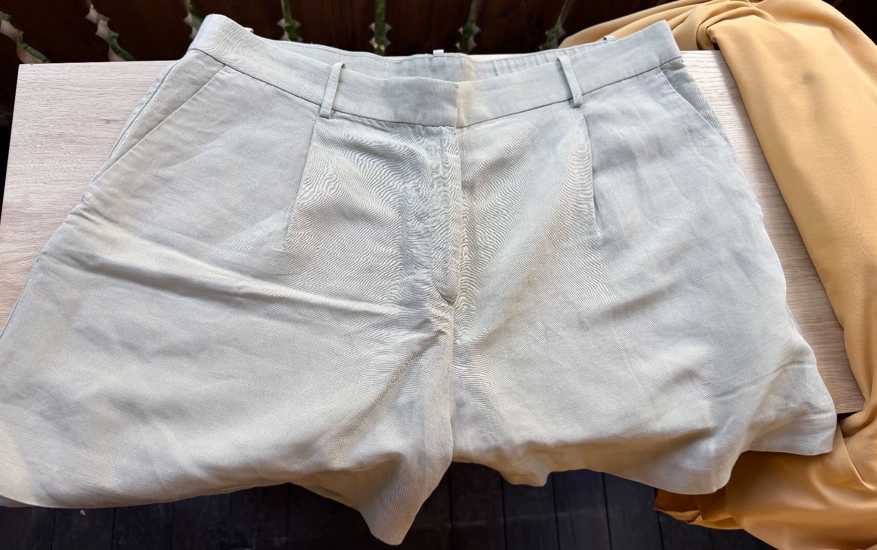 H&M Pantaloni: H&M Leinen Shorts beige / Gr.50 – Usato da Zermatt venduto da cacador