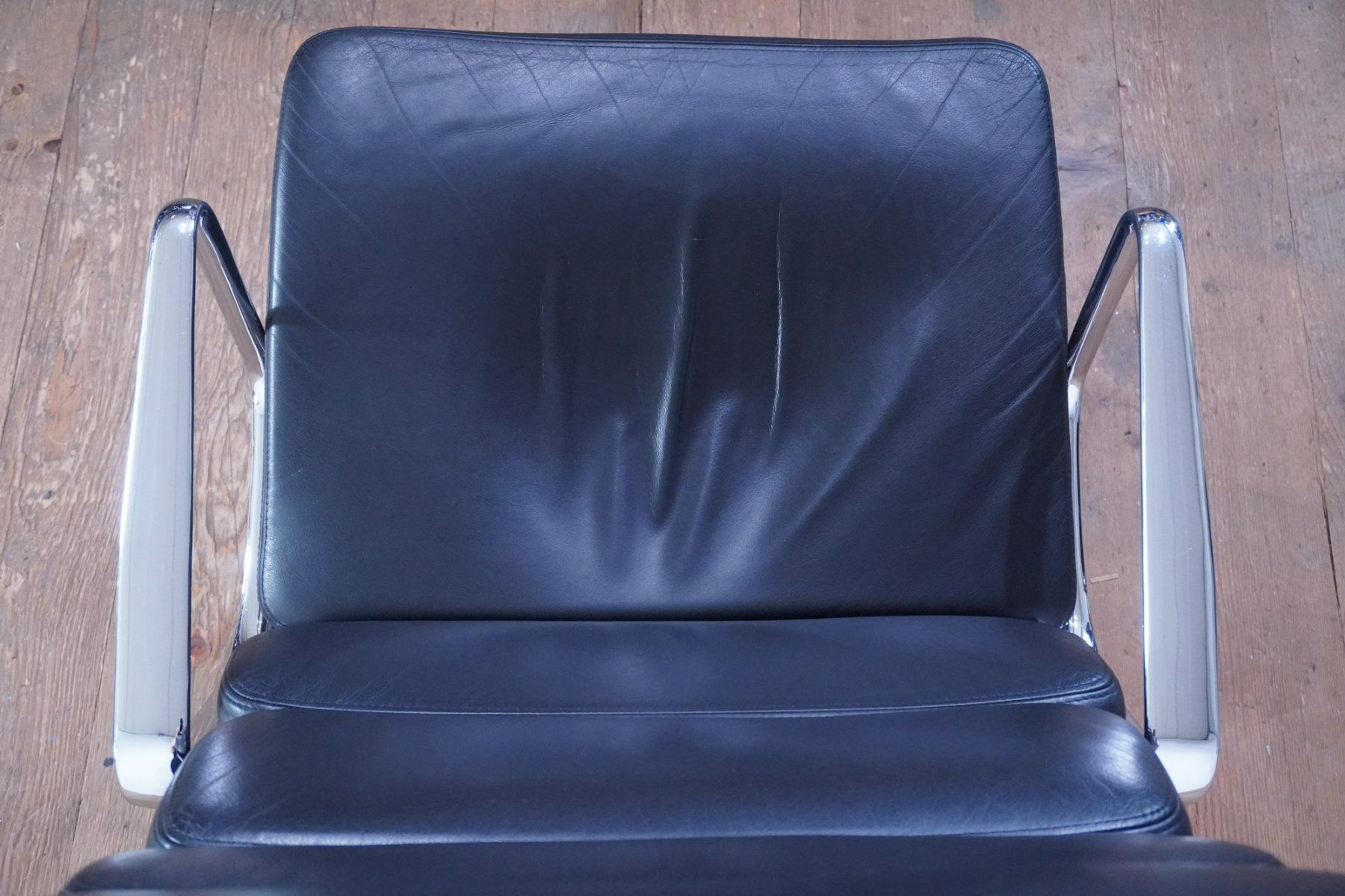 Vitra Sessel: Vitra Eames Soft Pad Lounge Chair EA222 Leder nero – Gebraucht aus Bad Zurzach von QLASSIQ 6
