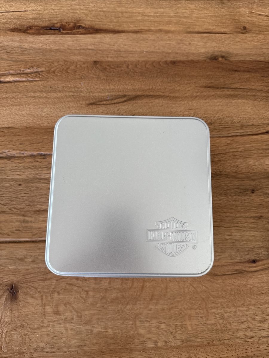 Sonstige Dekorationen & Accessoires: Harley Davidson Blechdose, Silber,18.5x18.5 cm – Gebraucht aus Birmenstorf AG von BIGD78