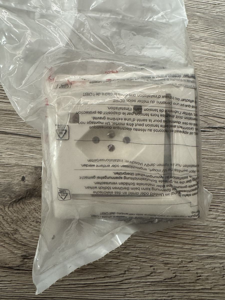 Feller Fiches d'alim.: Fi-Steckdose Original verpackt  30mA – Neuf avec emballage d'origine à Zürich par papaplatte