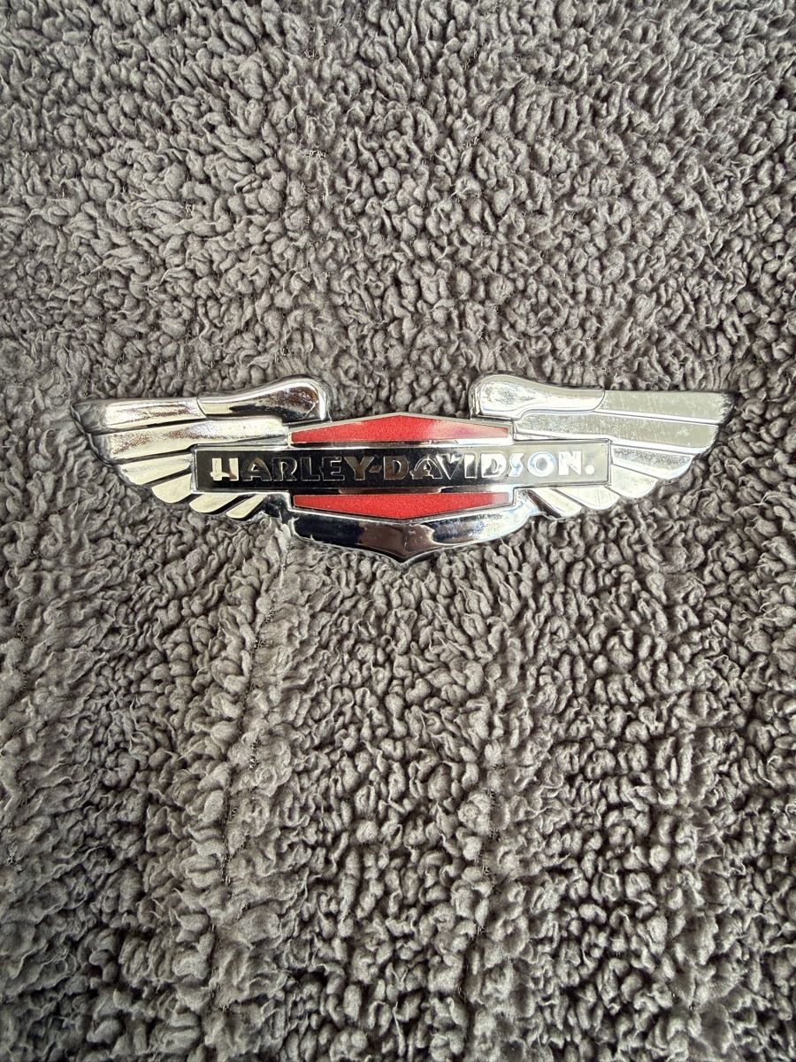 Harley-Davidson Tutti i ricambio per moto: Harley-Davidson Deluxe Tanklogo – Usato da Buch am Irchel venduto da Sweetharth