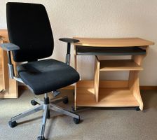 Schreibtisch mit Rollen und Tastaturauszug inkl. Bürostuhl