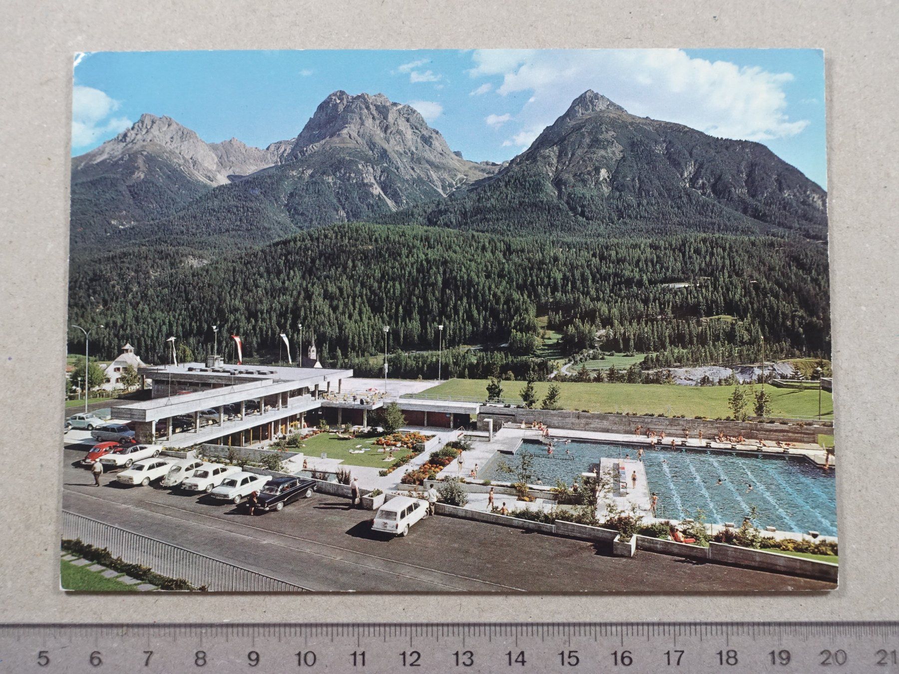 Cartoline postali: Scuol Tarasp Vulpera, 1970, Heilbad, Autos – Usato da Lenzburg venduto da fh1