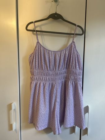Jumpsuit kurz H&M lila Blumenmuster Grösse L neuwertig