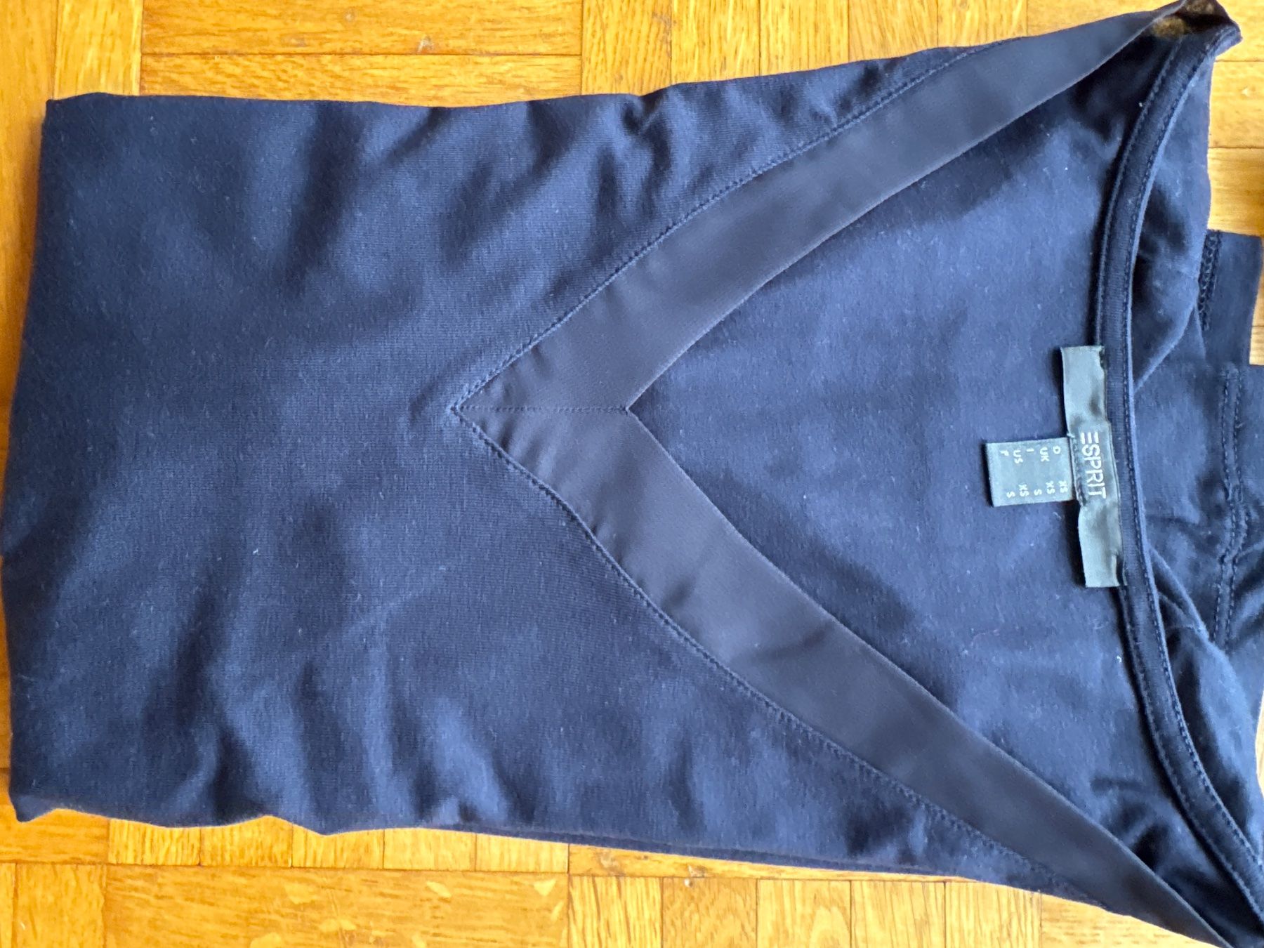 Esprit Lotti di vestiti: 4 Esprit V-Ausschnitt Shirts Gr. S, Damen – Usato da Winterthur venduto da britsi 3