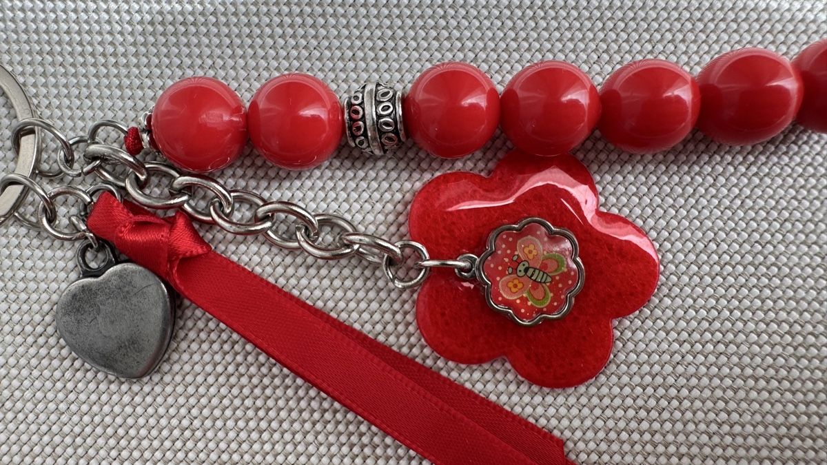 Portachiavi: Kinder Schlüssel oder Tasche Anhänger rot mit Perlen/Blumen – Nuovo (secondo la descrizione) da HORGEN venduto da vladibarca10 2