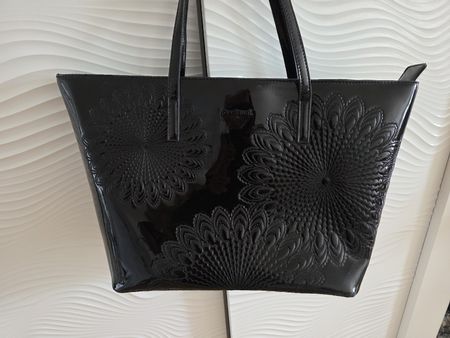Desigual Tasche schwarz Lackleder mit Muster neu