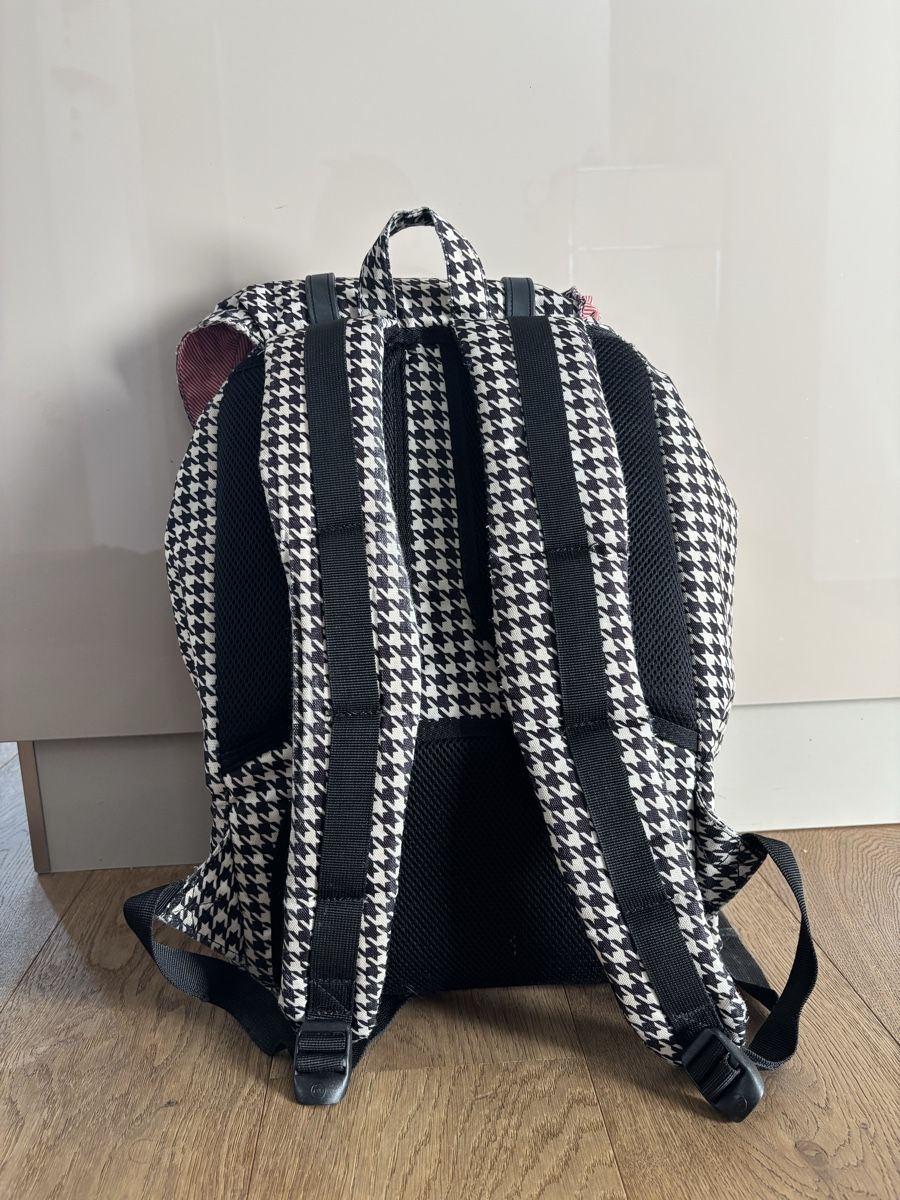 Herschel Zaini: Herschel Rucksack schwarz/weiss karriert – Usato da Männedorf venduto da giu_wm6d 2