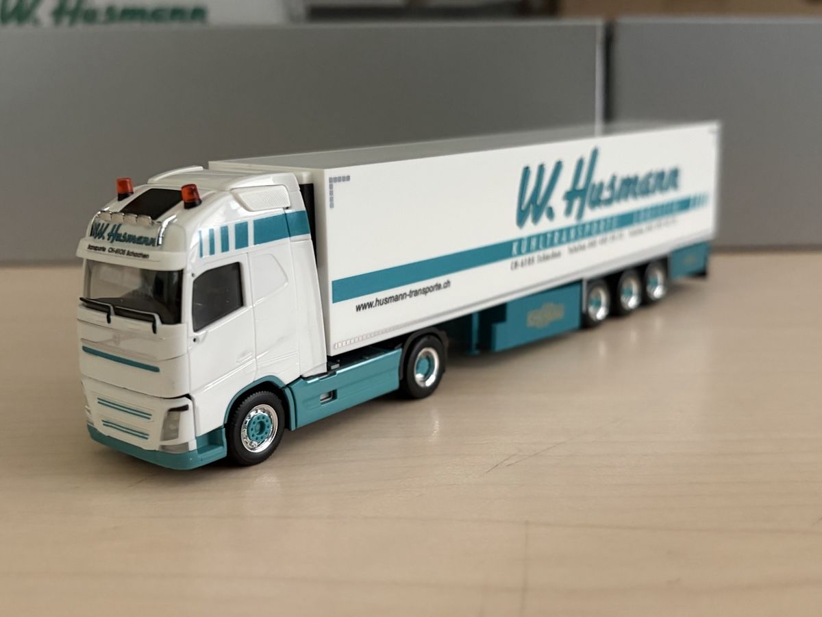 Herpa Modellini d'auto: Volvo FH Husmann SZ – Nuovo (secondo la descrizione) da Felben-Wellhausen venduto da Mobil01