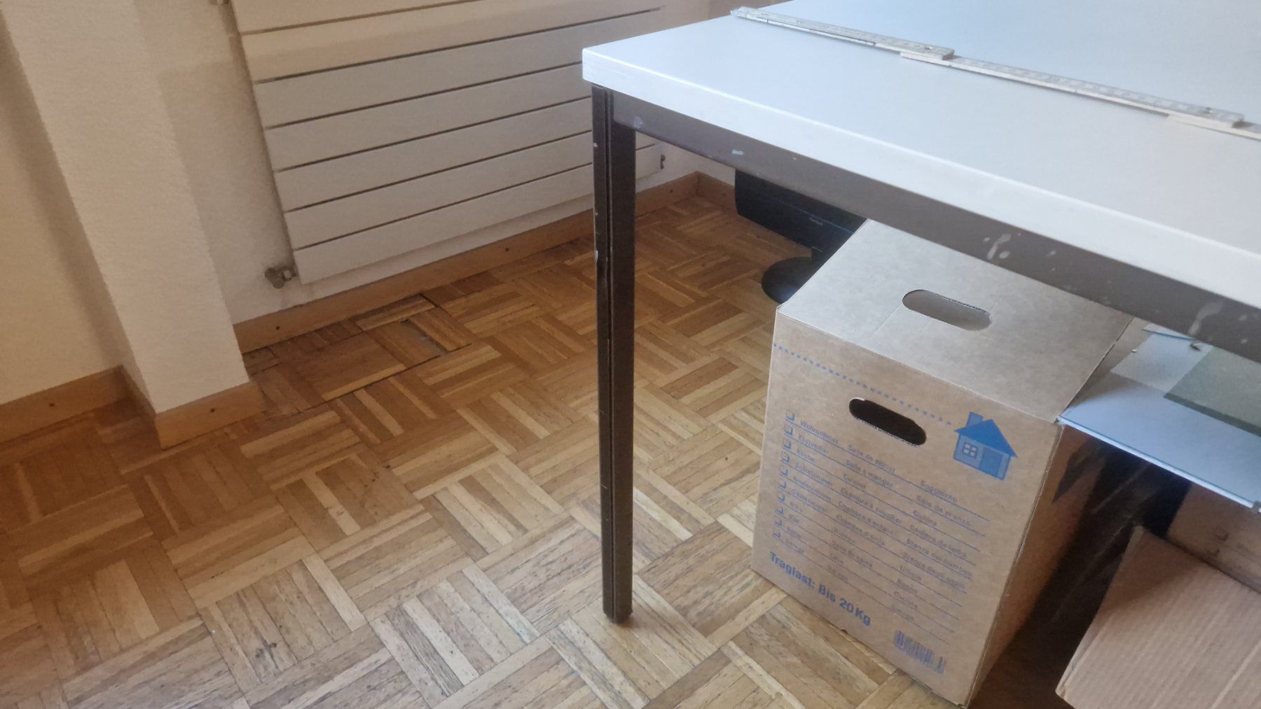 Bigla Bureaux: Bureau , 4 pieds métal – D'occasion à Givisiez par Tonisalva 1