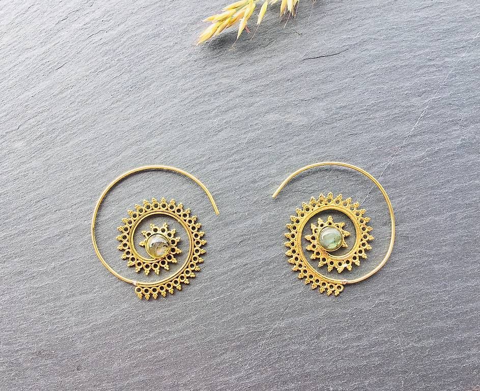 Boucles d'oreille: Neue Spiral-Ohrringe mit Stein – D'occasion à Oberwil b. Zug par Temuera 1