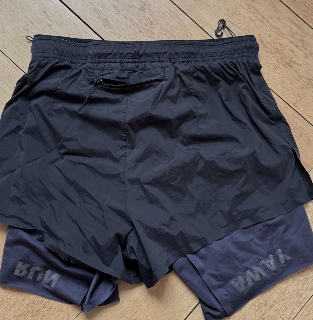 T-shirt: Satisfy Running Justice RunAway shorts Black S 1 Nike ON – Usato da Zürich venduto da ser_lg25 2