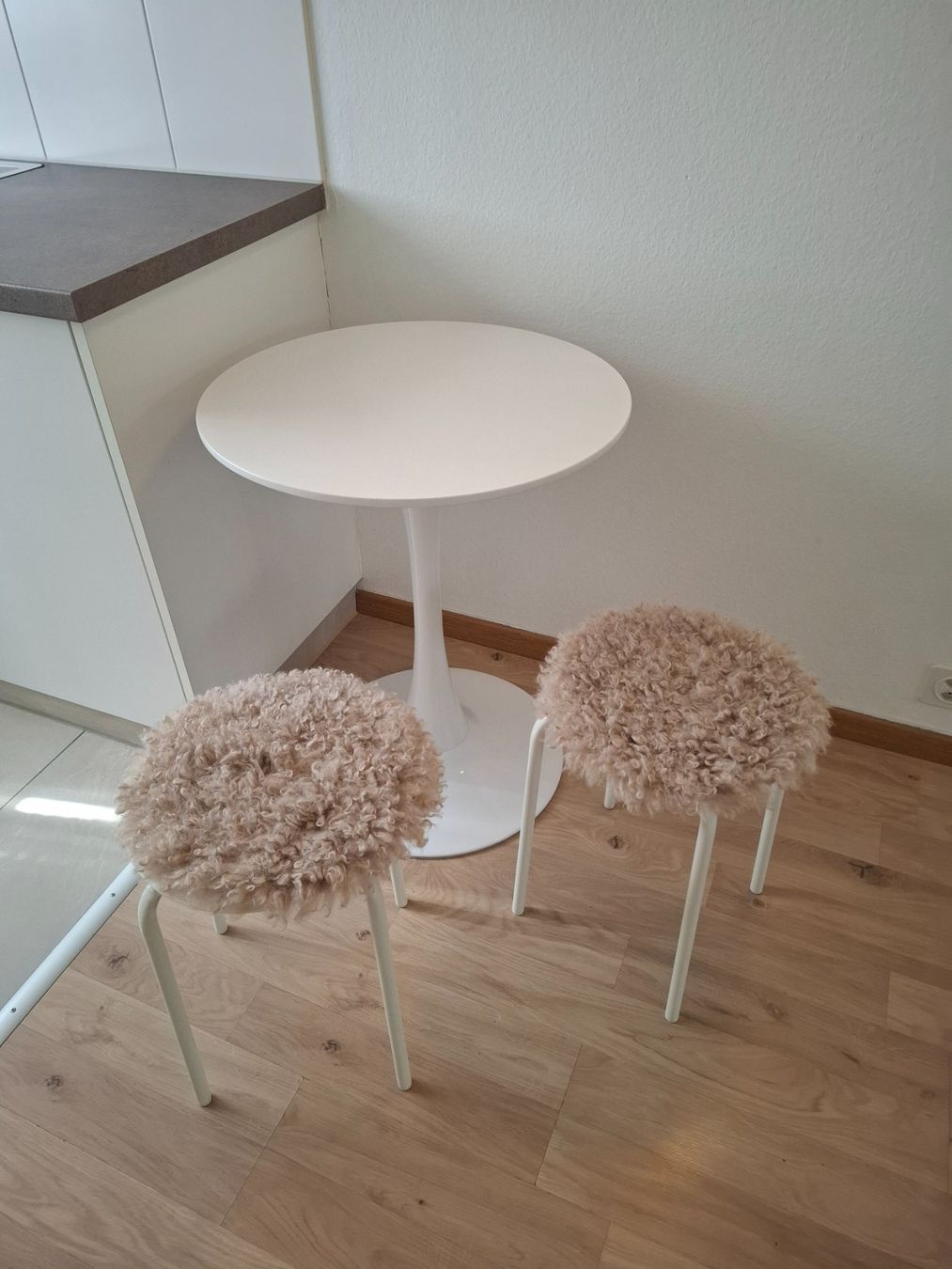 Set di tavolo e panche: Tisch und Hocker weiß – Usato da Zürich venduto da kla_2lc6