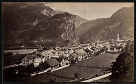 Fotografie Thusis, Ortspartie mit Bergen