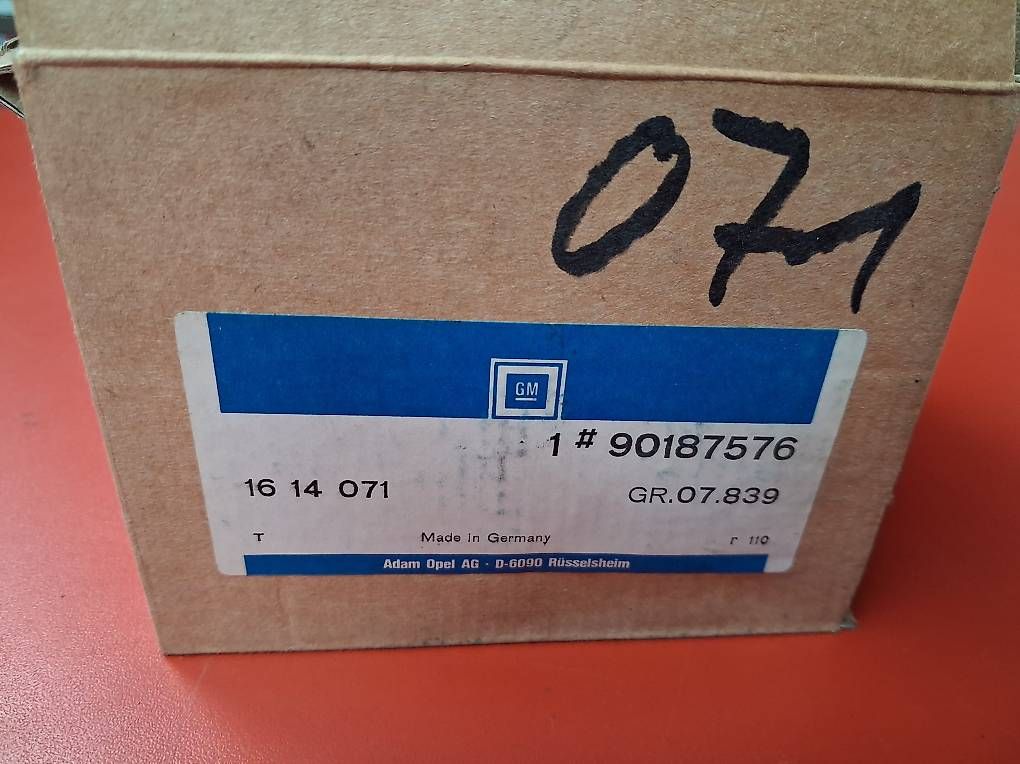 Tutti pezzi di ricambio auto: Opel Stossstangenhalter 16 14 071 – Usato da Huttwil venduto da kadett_78 1