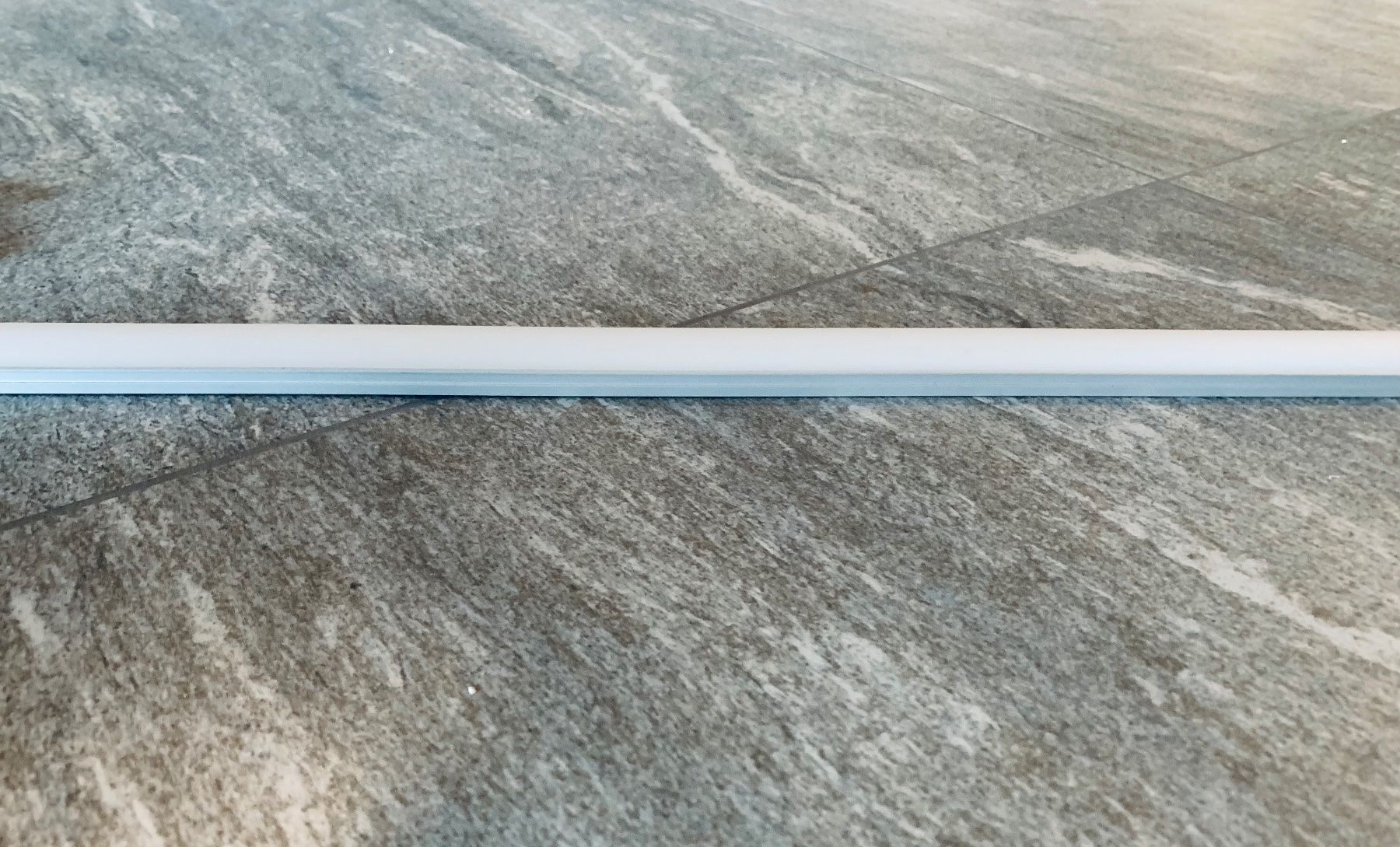Kronleuchter & Deckenlampen: UNEX LED Lichtleiste weiss, dimmbar, 3 m, inkl. Netzteil – Gebraucht aus Sursee von escape62 1