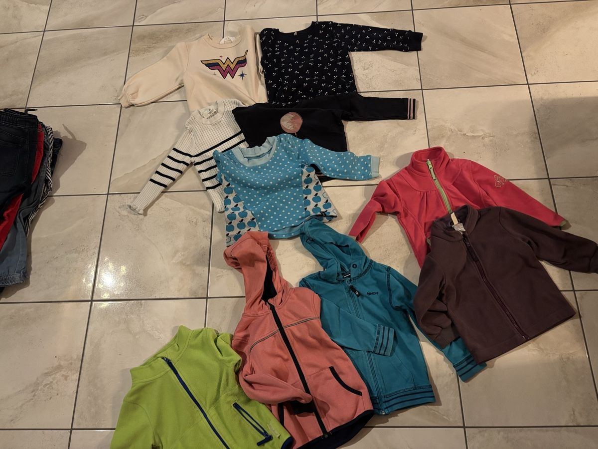 Lotti & Set di vestiti: Kleiderpaket Mädchen Gr. 92/98 – Usato da Auenstein venduto da david.marmy 2