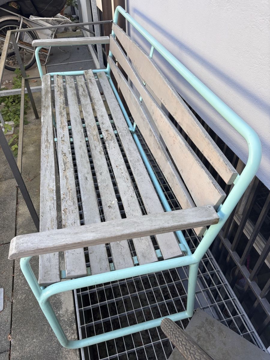 Panchine: Antiker Holzbank mit Metallrahmen – Difettoso da Basel venduto da ensoie