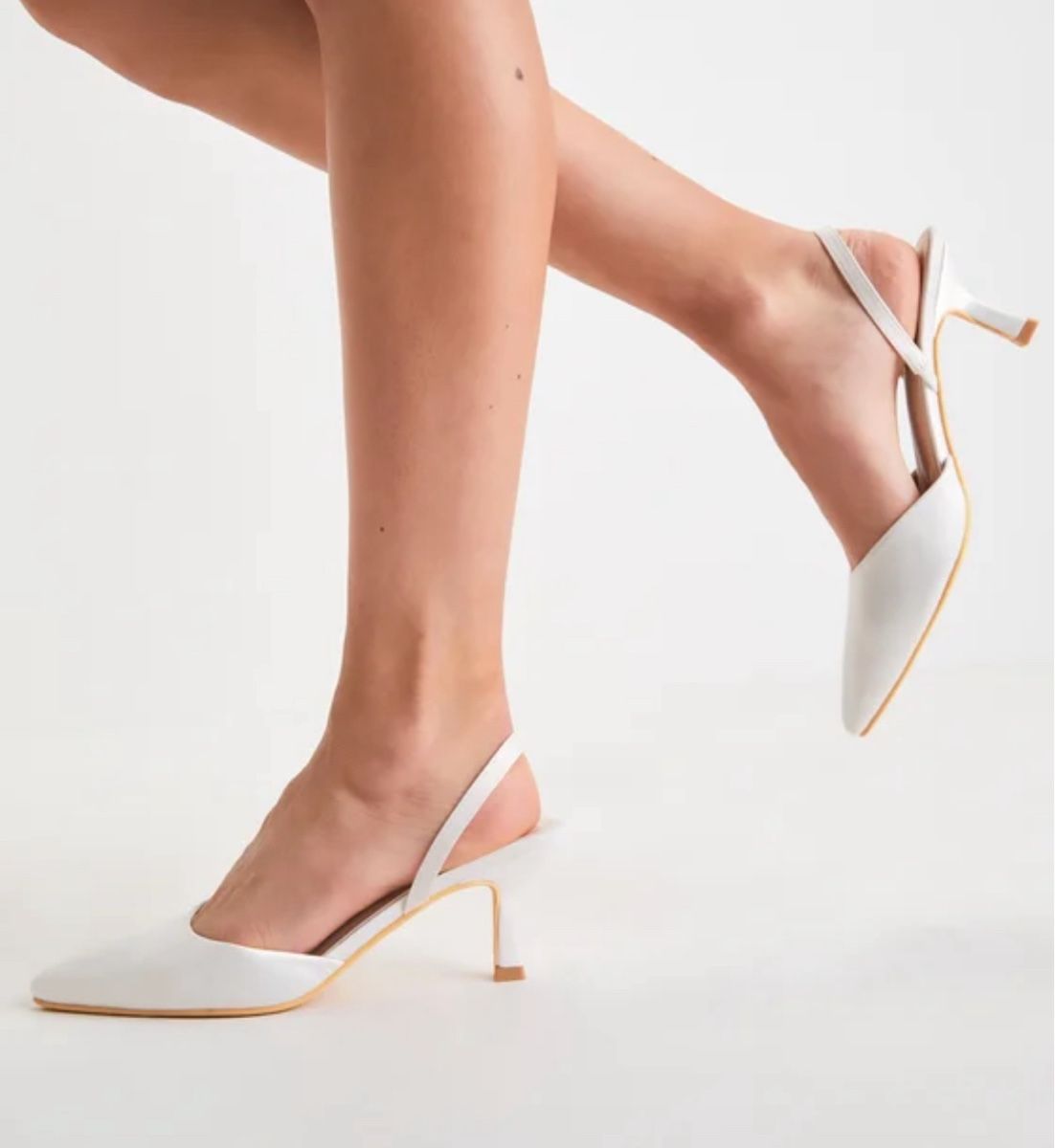 Scarpe da donna: Weisse Satin Pumps – Nuovo e nell'imballaggio originale da Grossdietwil venduto da celineeeee