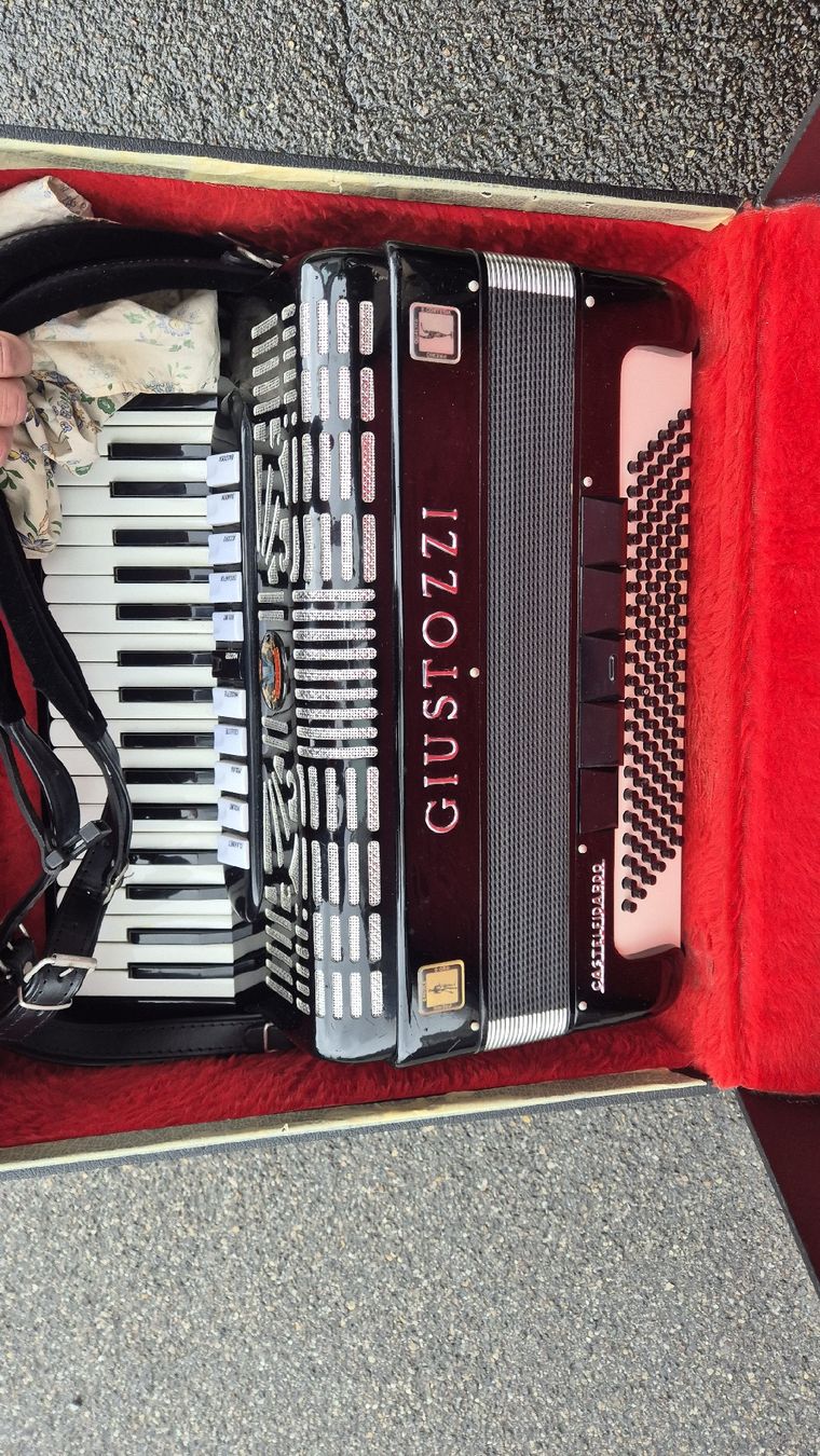 Strumenti musicali: Giustozzi Castelfidardo Akkorden – Usato da Rämismühle venduto da beni0010