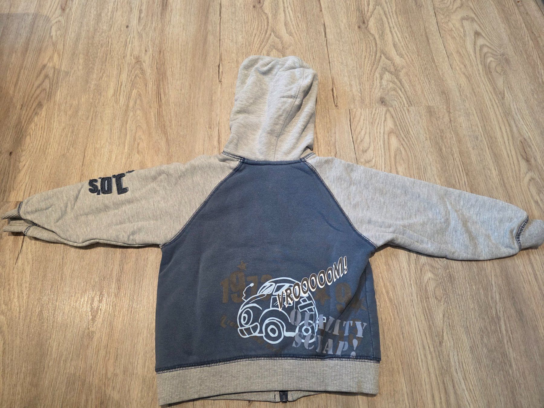Pullover & Sweatshirts: 2 Kapuzenpullover in Grösse 98 – Gebraucht aus Meiringen von tma_2 6