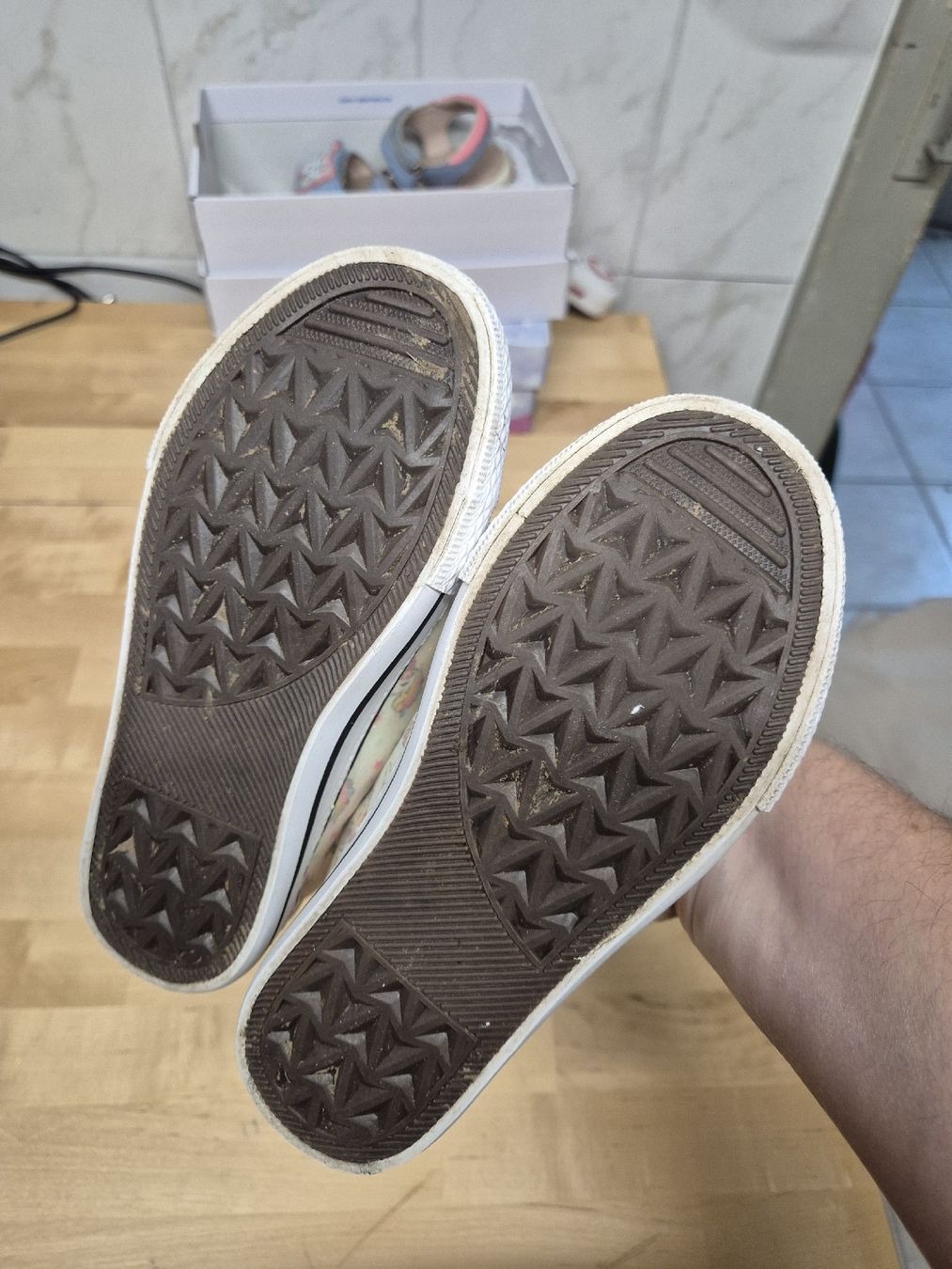 Scarpe per ragazze: Sommerliche Glitzer Sneaker Grösse 31 Einhorn Print – Usato da Wil SG venduto da Rena-Mija 2