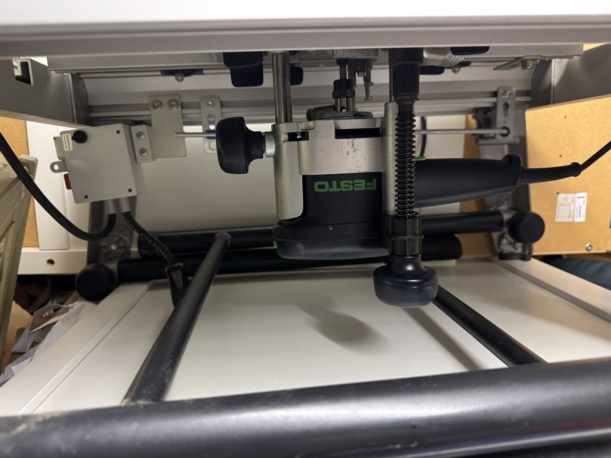 Festo Tutte le macchine: Fraiseuse Festo OF 900 E-Set CH – Usato da Brügg BE venduto da Goob 2