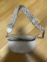 Tasche Damen neu mit geometrischem Gurt beige Lederoptik