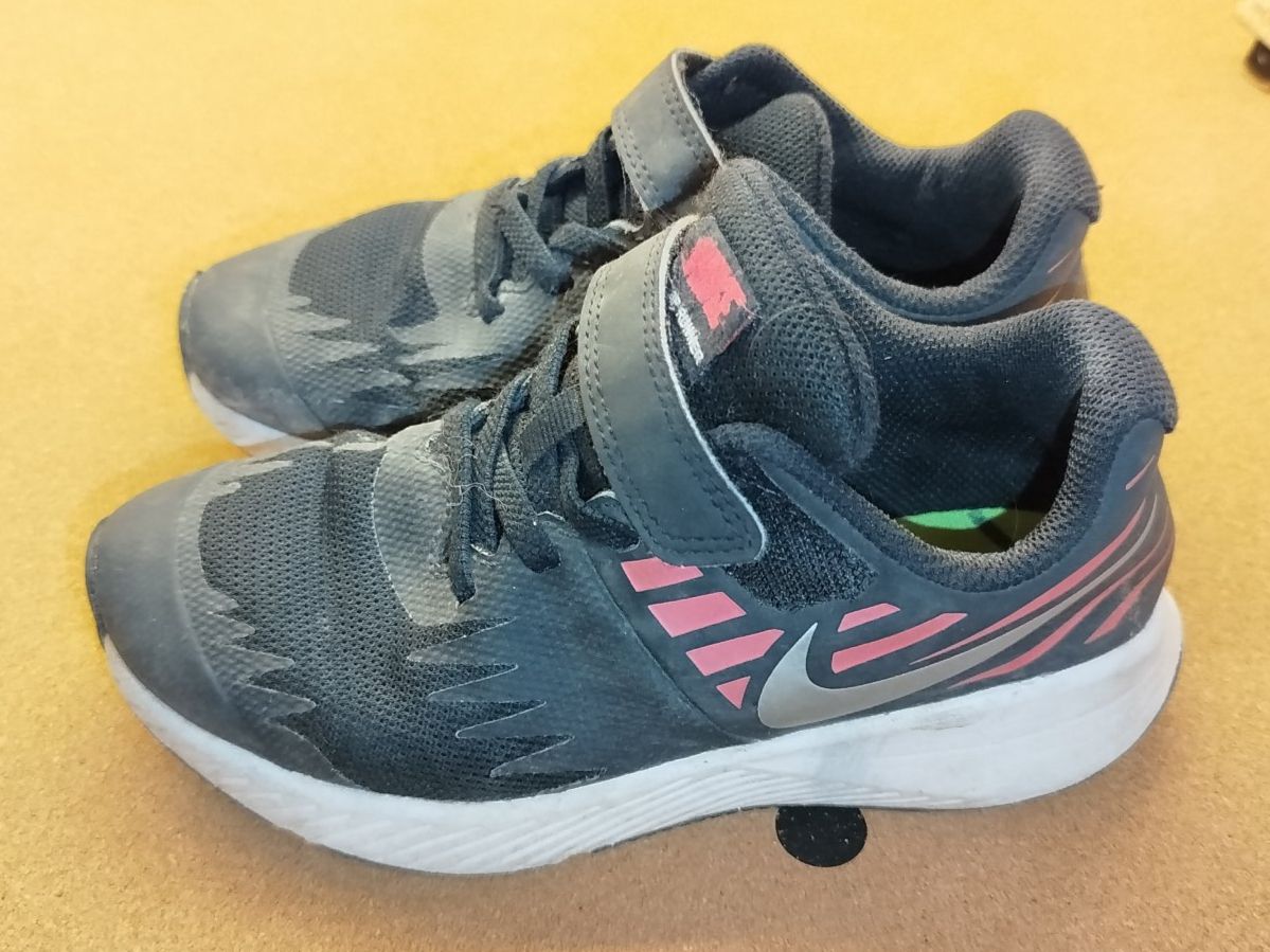 Nike Scarpe per ragazzi: Nike Star Runner Kinderschuhe, Grösse 30 – Usato da Oberhofen am Thunersee venduto da jojozurich