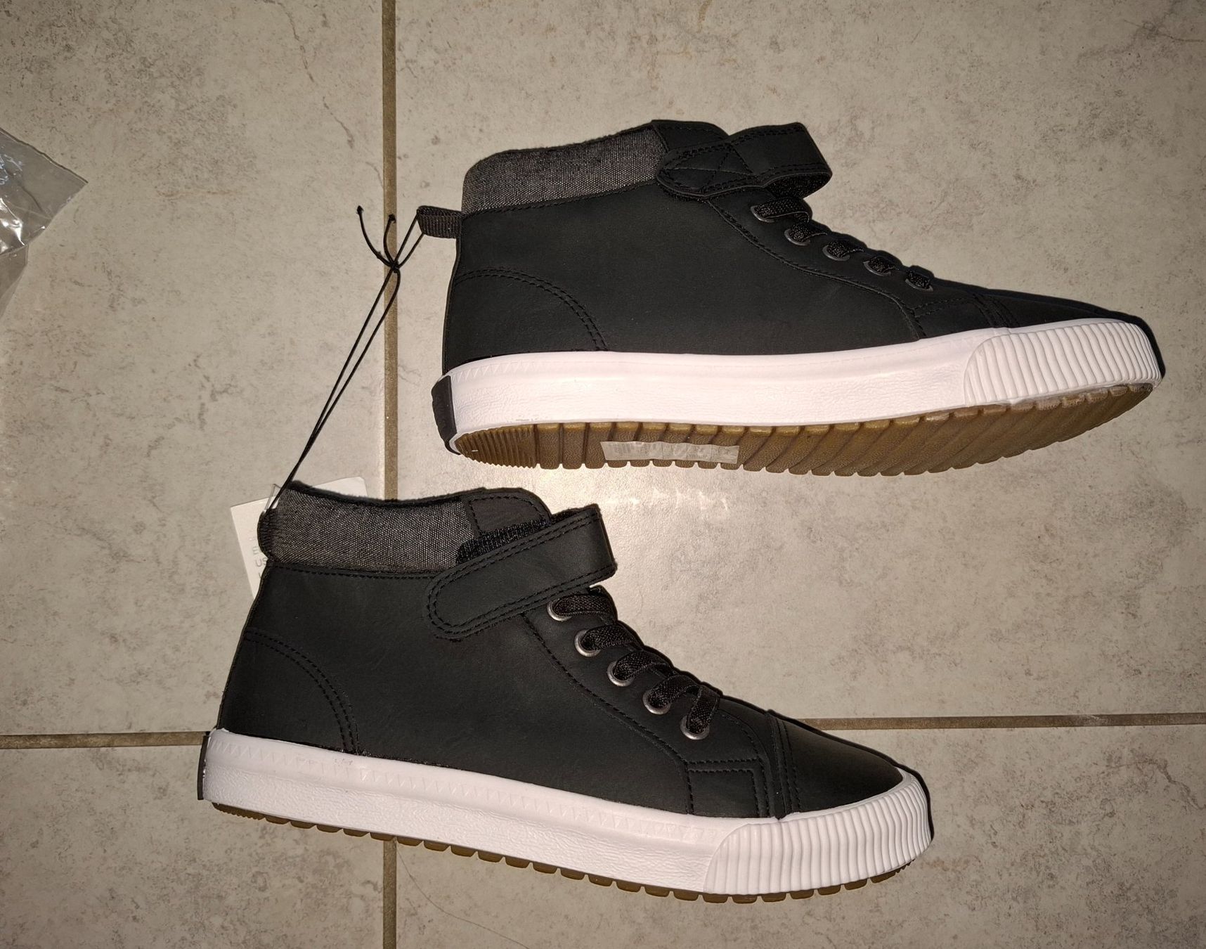 H&M Scarpe per ragazzi: Sneaker mit Warmen Innenfutter gr.32 – Nuovo e nell'imballaggio originale da Oberurnen venduto da rotty80
