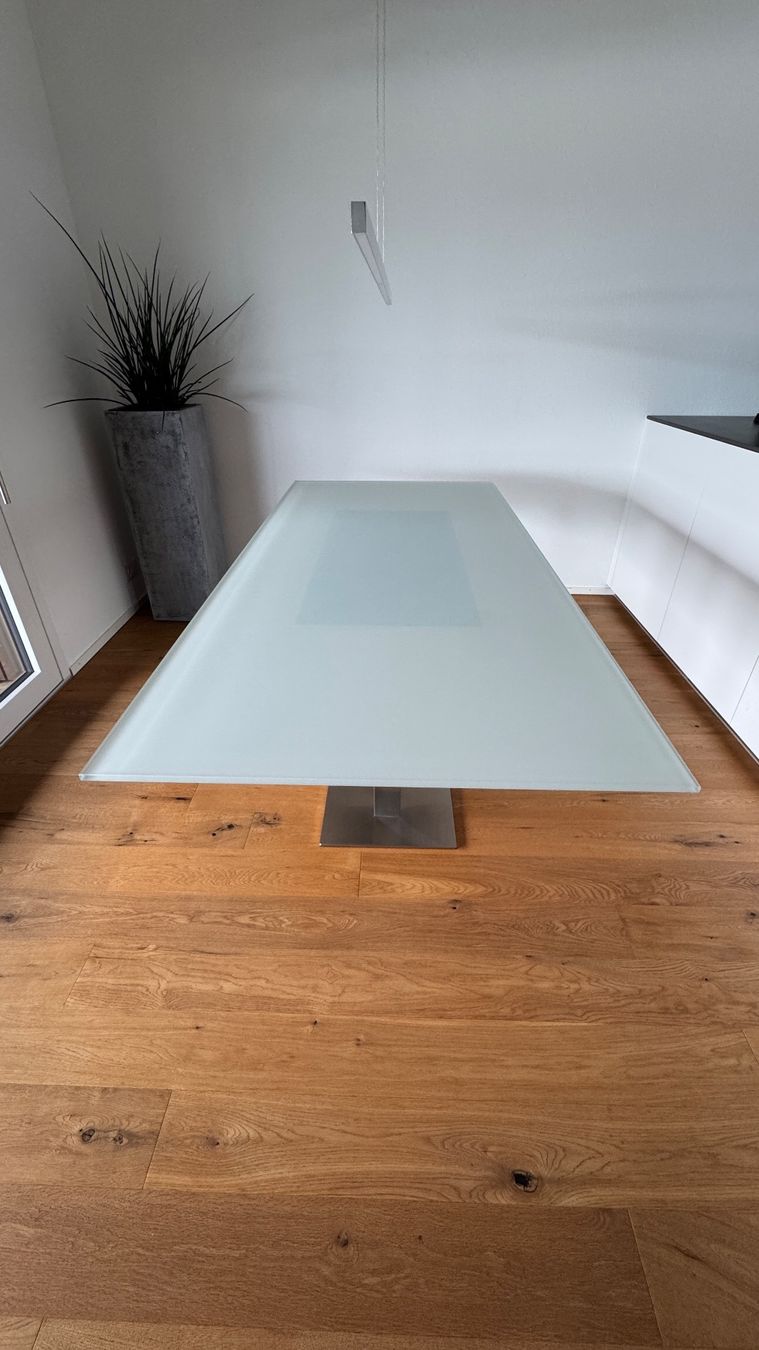 Tische: Moderner matter Glastisch mit edlem Metallfuss – Gebraucht aus St. Erhard von secc 1
