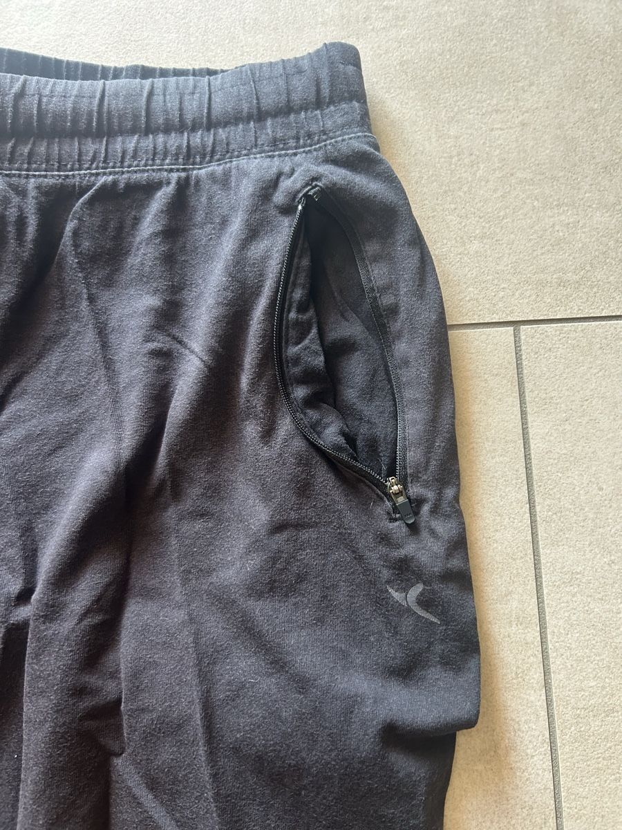 Decathlon Pantalons: Sporthose schwarz – D'occasion à Maisprach par _aliciarebecca_ 1