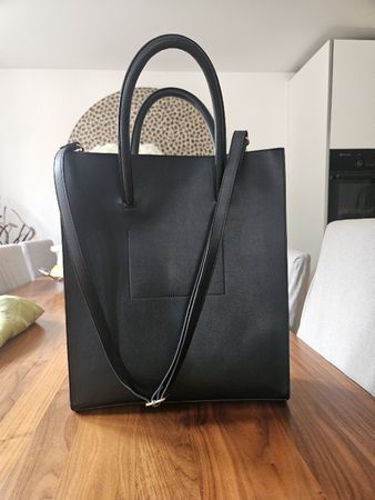 Schwarze Handtasche / Schultertasche, neuwertig!