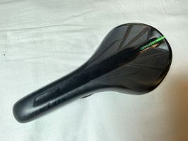 Synchros Sattel XM2.5 schwarz grün 275mm