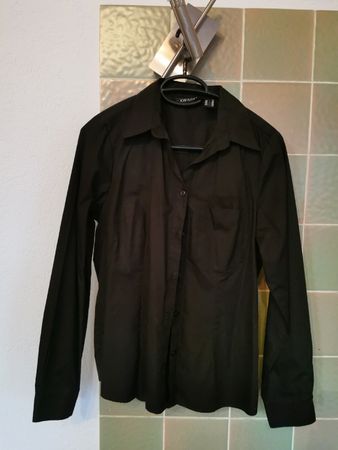 schwarze Bluse von KWINTET 36 mit Brusttasche links