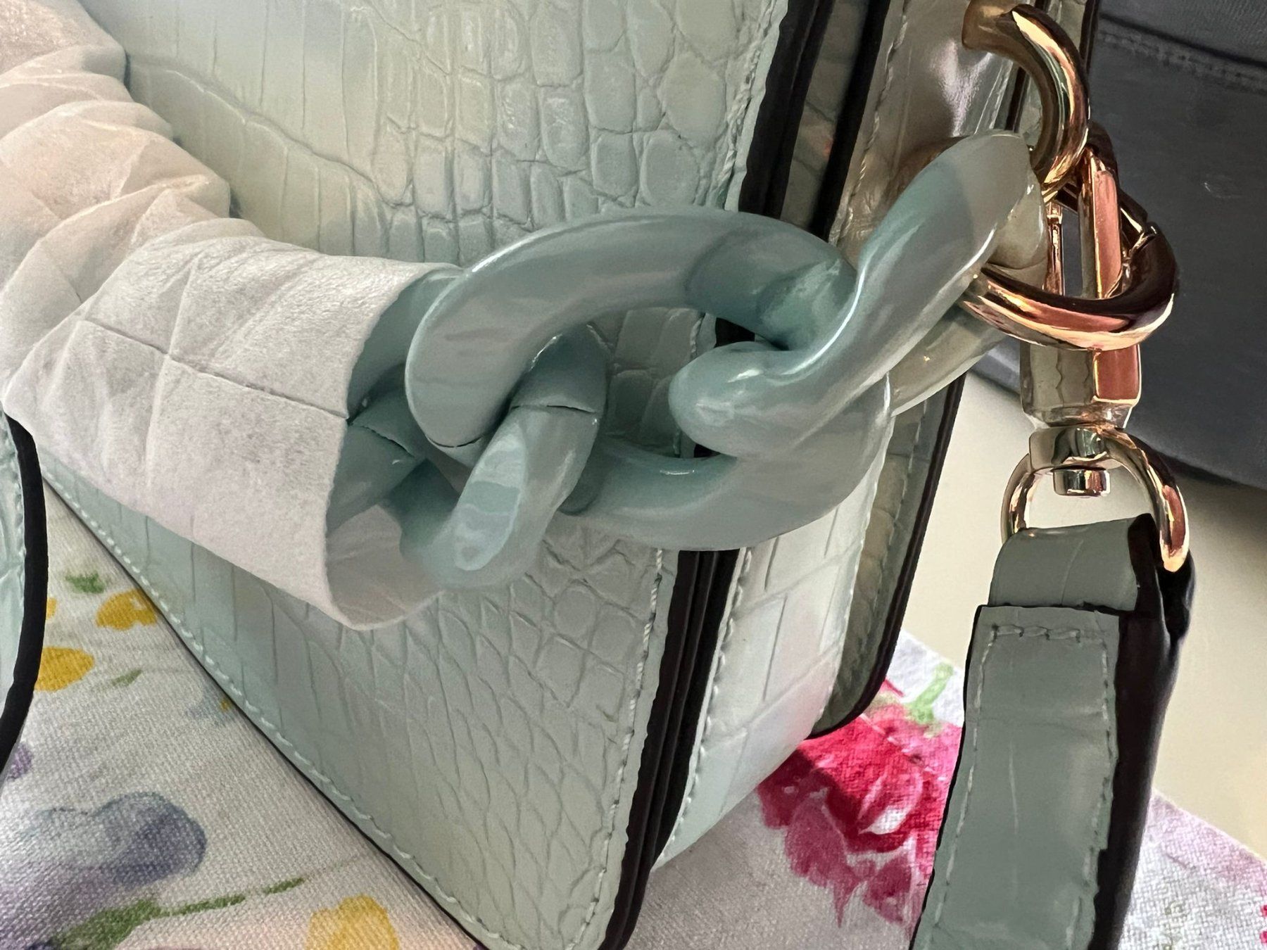Guess Taschen für Damen: Guess mini Bag in blue Ice Neuwertig – Neu und originalverpackt aus zürich von Mielles 3