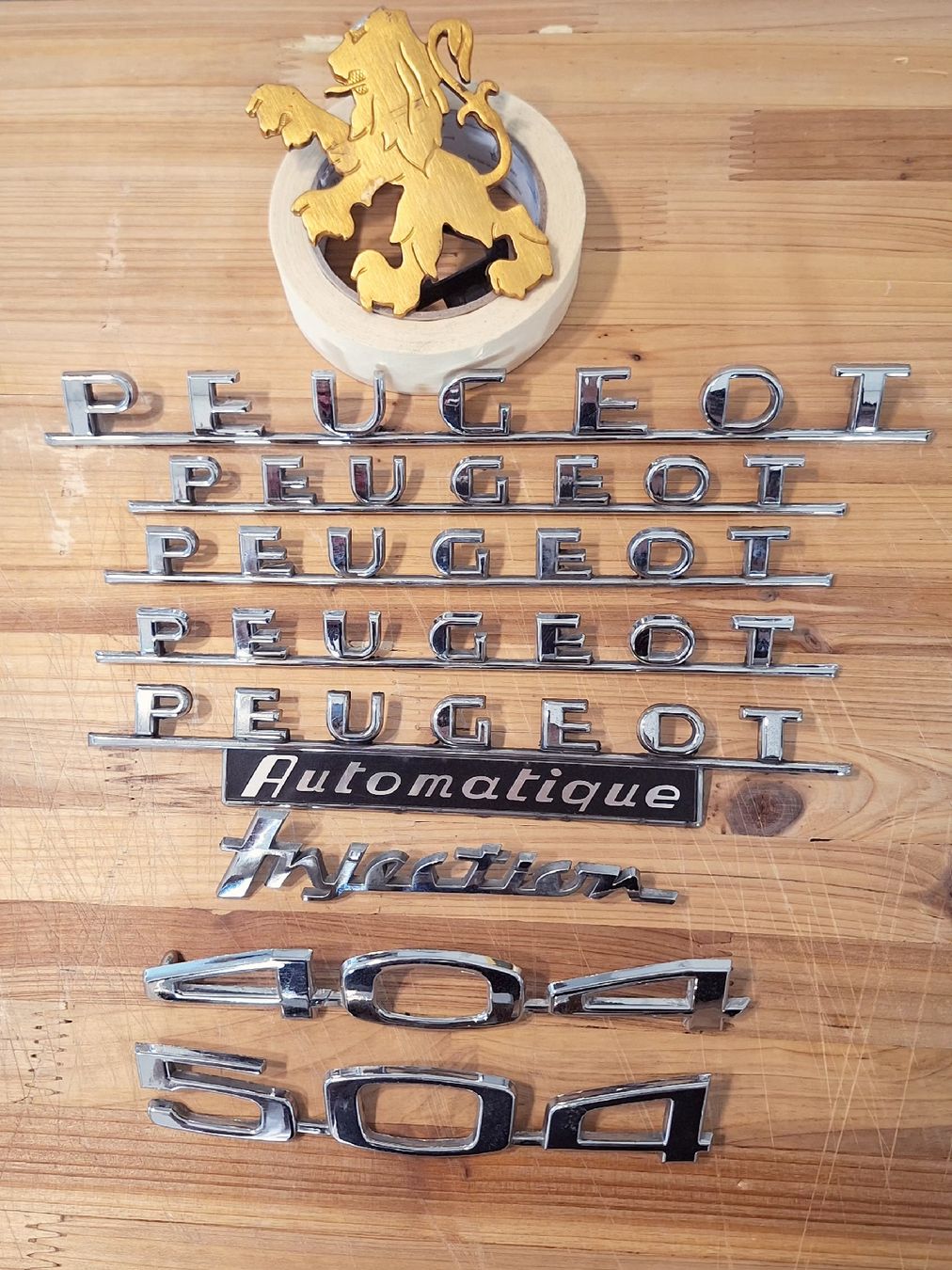 Peugeot Tutti pezzi di ricambio auto: Peugeot Oldtimer Embleme 404/504 – Usato da Triesen venduto da BLACKSHEEP75