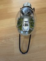 Glühbirne mit Polizeiauto