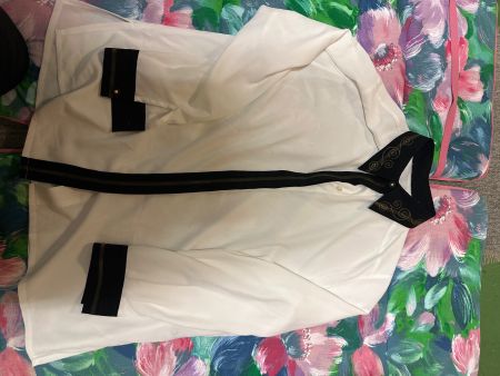 Elegante Bluse mit Stickereien - Grösse 44