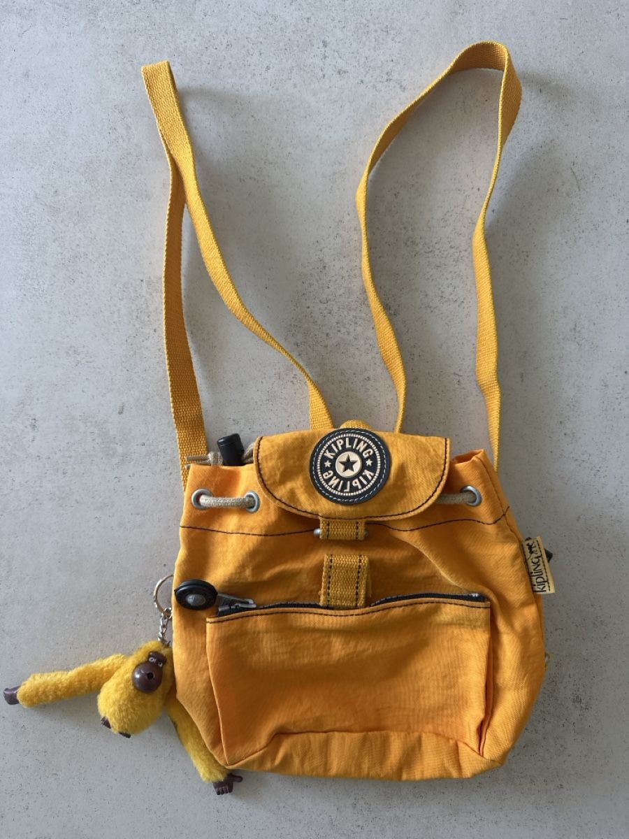 Kipling Zaini: Kipling Rucksack gelb mit Affe – Usato da Baar venduto da Hillsboro
