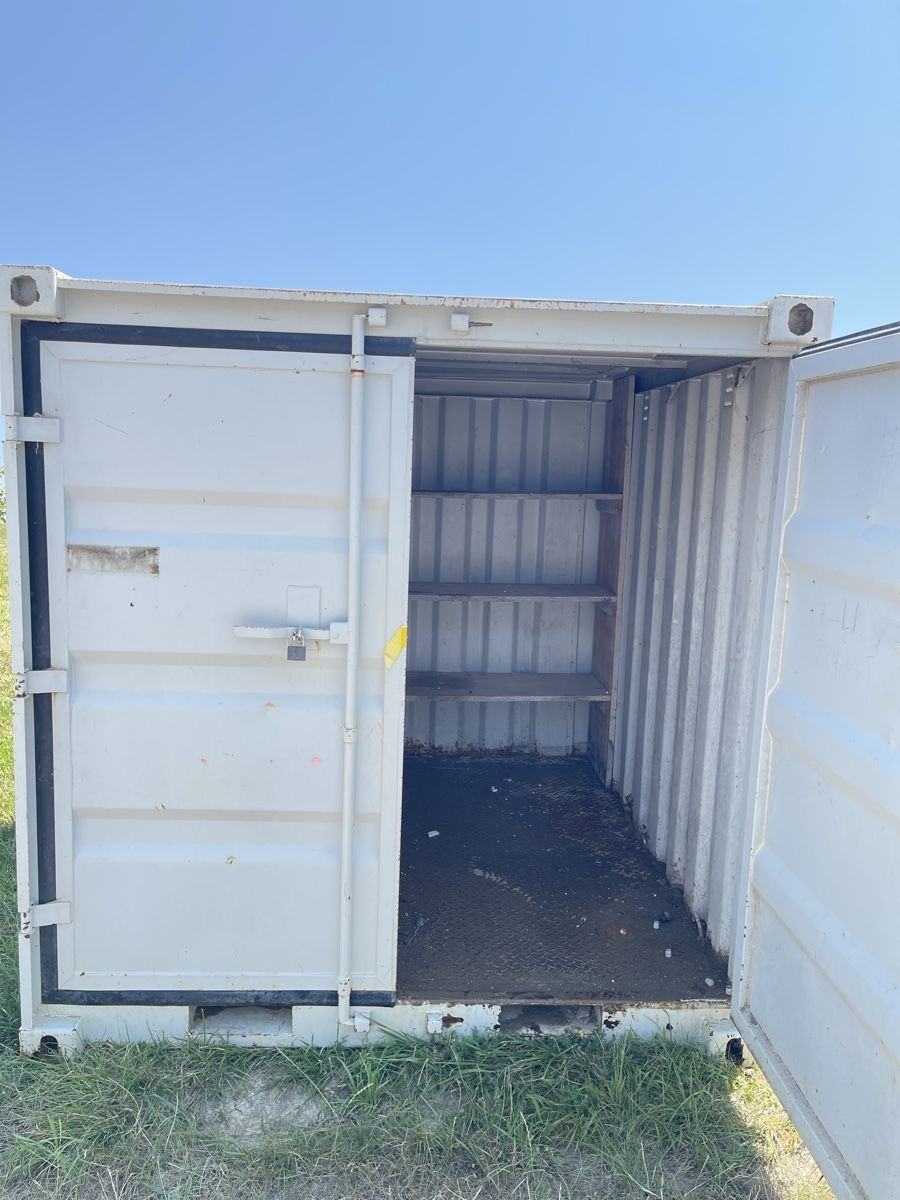 Contenitori edile: Container de stockage 2.5 x 2.20 avec les étagères  – Usato da Romont FR venduto da Sui_d_m2026 4