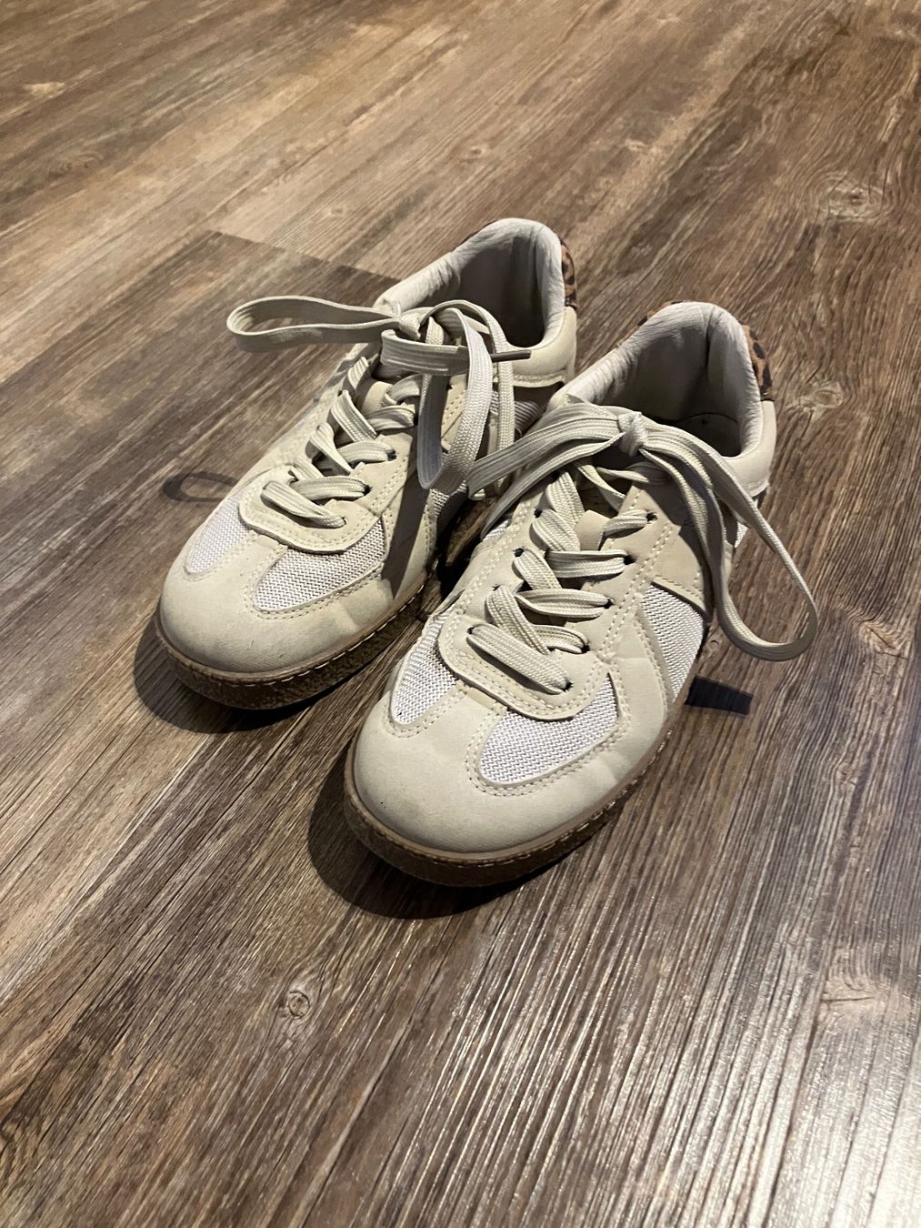 Scarpe per ragazze: Sneakers beige Gr.36 Retro Leo Muster – Usato da Ernetschwil venduto da Airboom