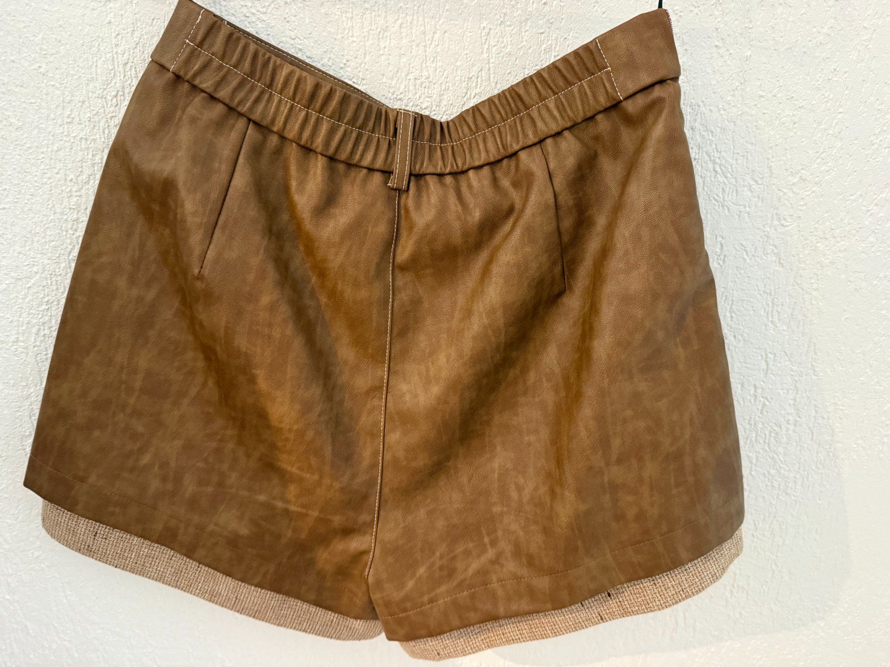 Pantaloni: leather-like shorts – Usato da Russikon venduto da Moc_r7pn 2
