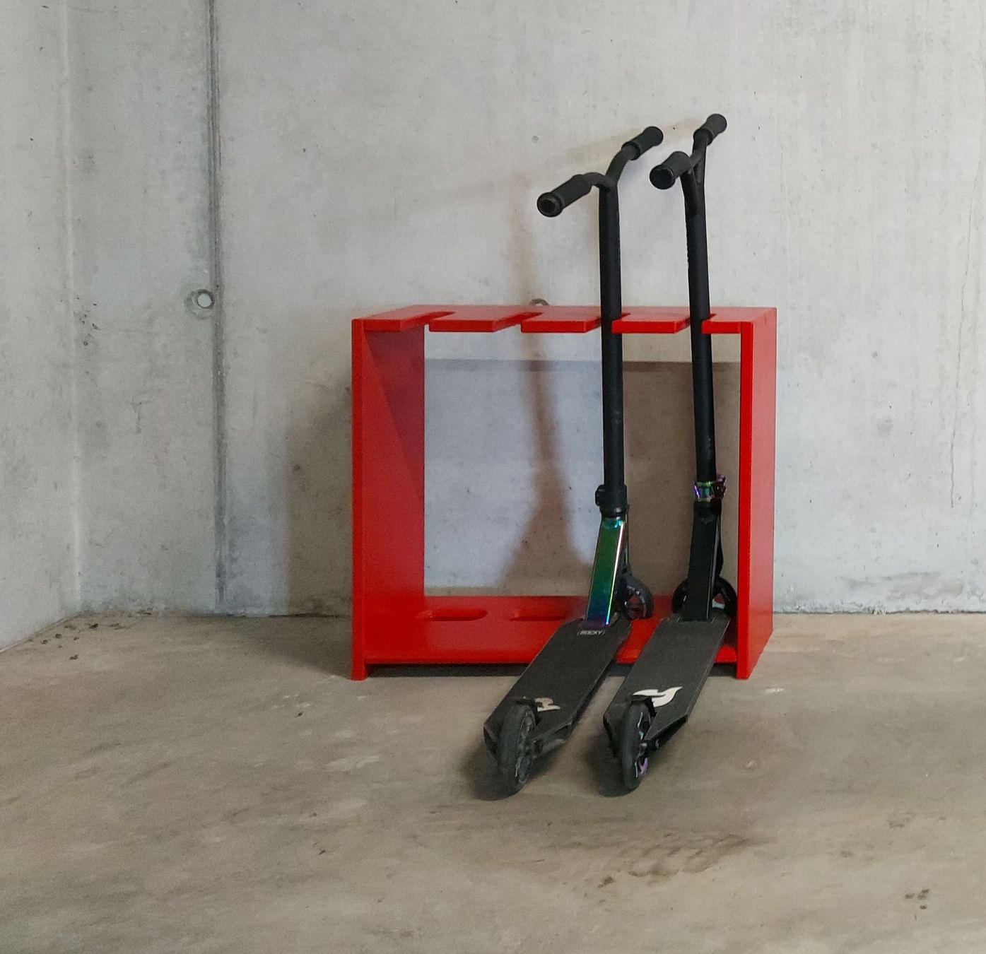Sonstige Dekorationen & Accessoires: Parkständer für Kickboards und E-Roller / Trotti Parkplatz – Gebraucht aus Brügg BE von POU-BELLE